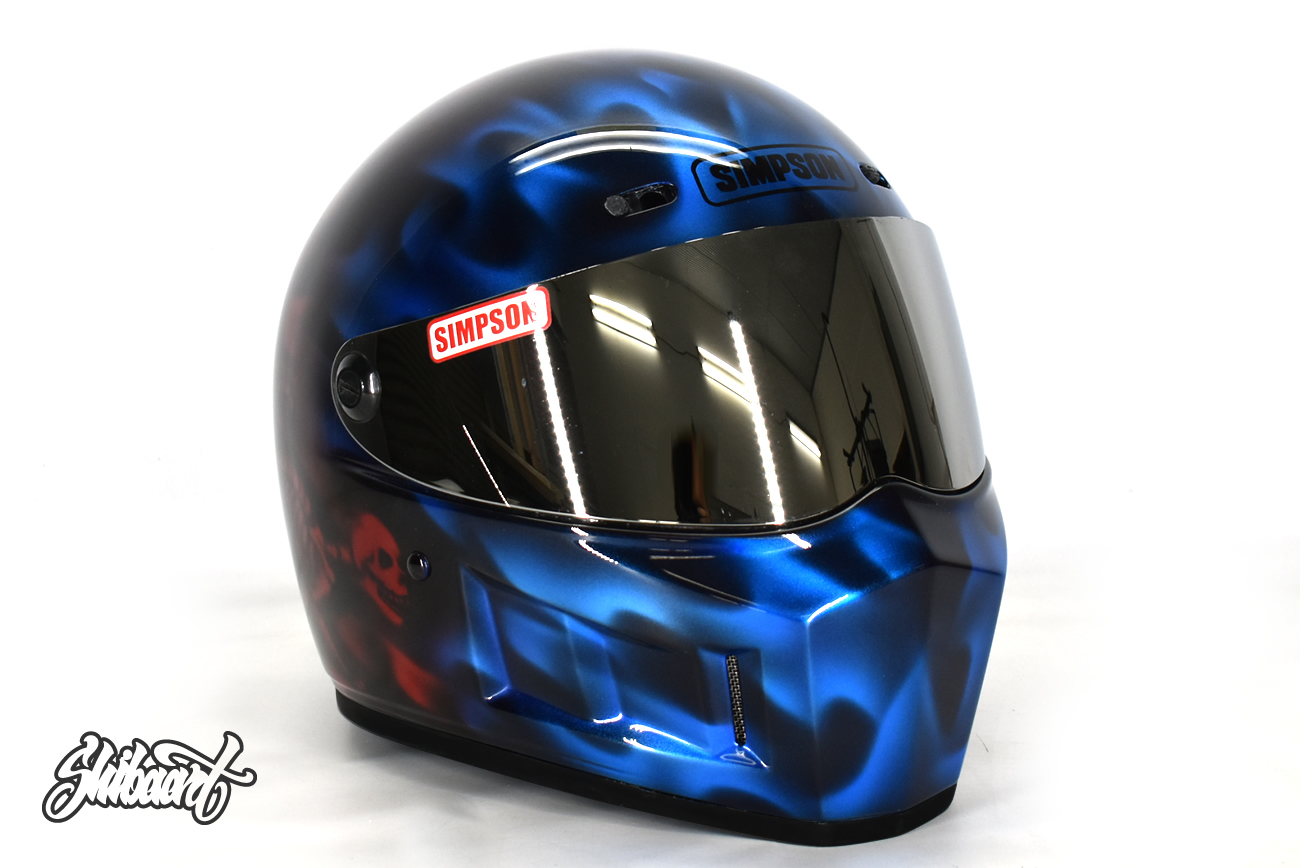 SIMPSONヘルメットペイント｜メタリックシルバーにキャンディレッド＆ブルーのグラデーション＋スカルデザインペイント制作の施工事例1