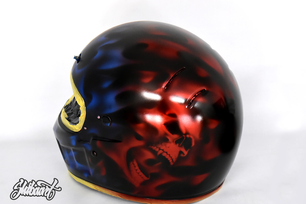 SIMPSONヘルメットペイント｜メタリックシルバーにキャンディレッド＆ブルーのグラデーション＋スカルデザインペイント制作の施工事例1